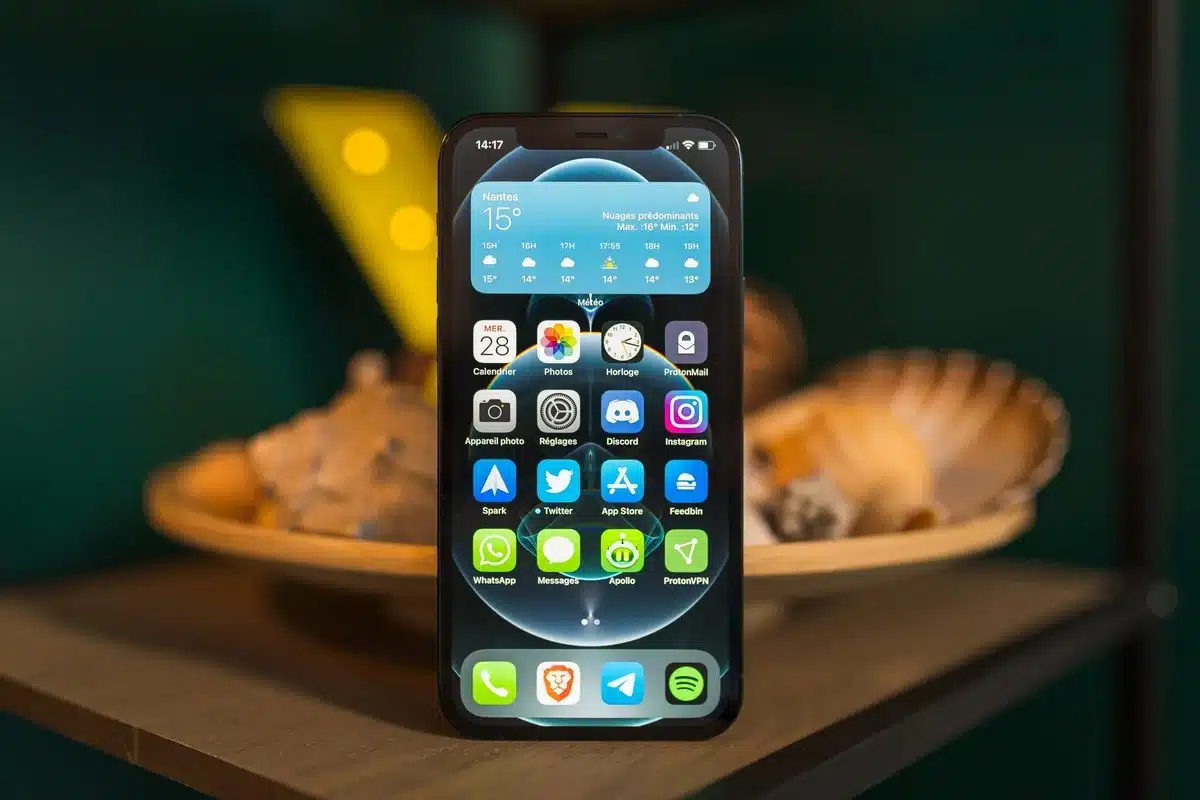 Sublimez votre iPhone avec un fond d'écran noir : esthétique et économie de batterie