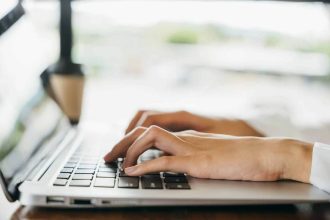 Freelance souriante travaillant sur son ordinateur portable